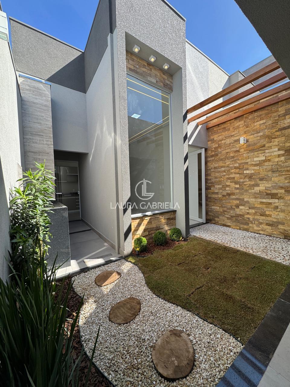 CASA MEIO TERRENO 